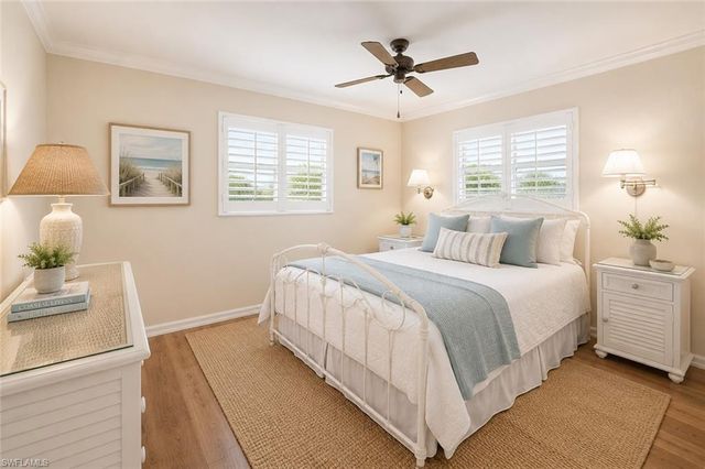 587 Parkwood LN, Naples, FL 34103