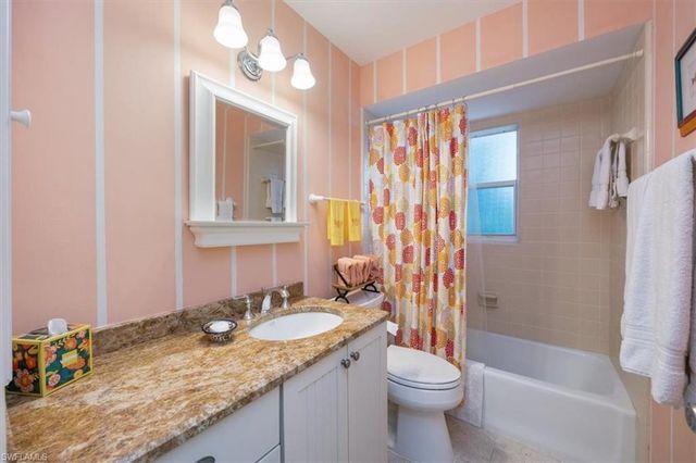 587 Parkwood LN, Naples, FL 34103