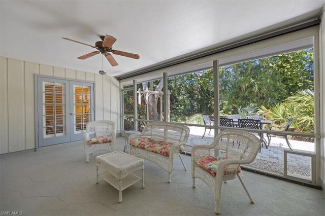 587 Parkwood LN, Naples, FL 34103