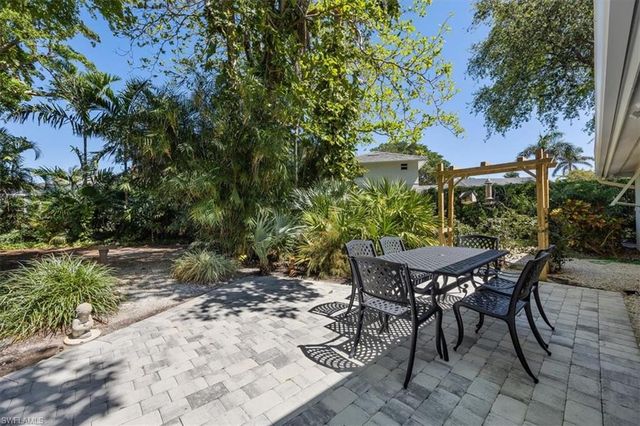 587 Parkwood LN, Naples, FL 34103