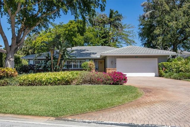 587 Parkwood LN, Naples, FL 34103