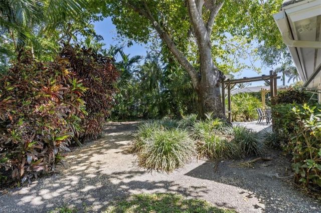 587 Parkwood LN, Naples, FL 34103