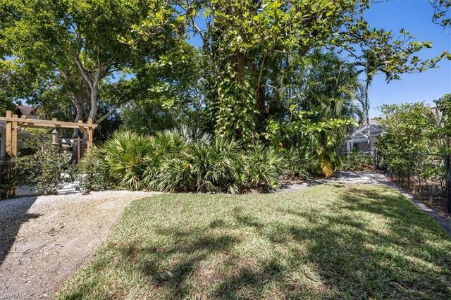 587 Parkwood LN, Naples, FL 34103