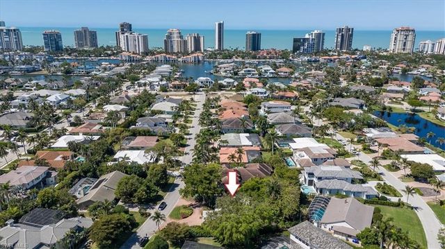 587 Parkwood LN, Naples, FL 34103