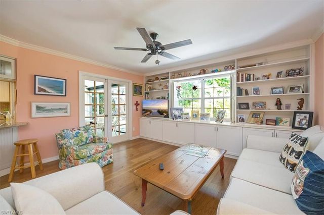 587 Parkwood LN, Naples, FL 34103