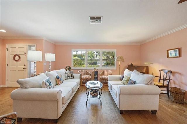 587 Parkwood LN, Naples, FL 34103