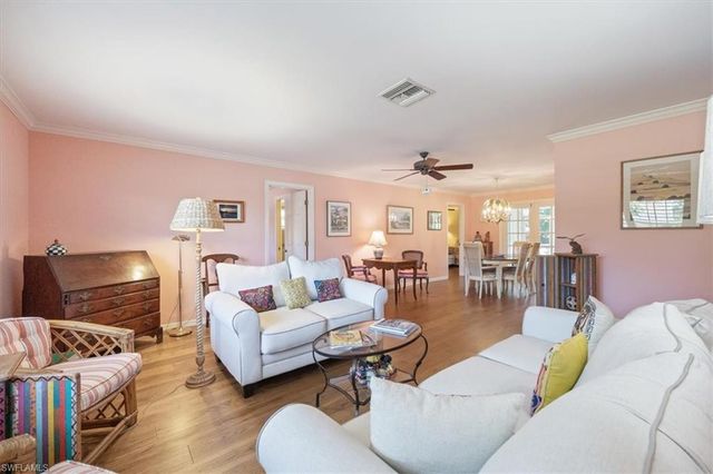 587 Parkwood LN, Naples, FL 34103