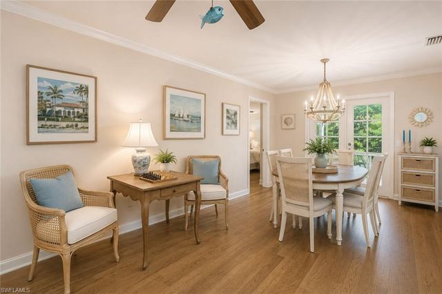 587 Parkwood LN, Naples, FL 34103