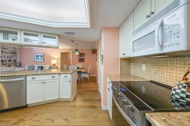 587 Parkwood LN, Naples, FL 34103