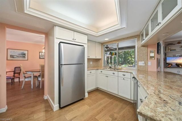 587 Parkwood LN, Naples, FL 34103