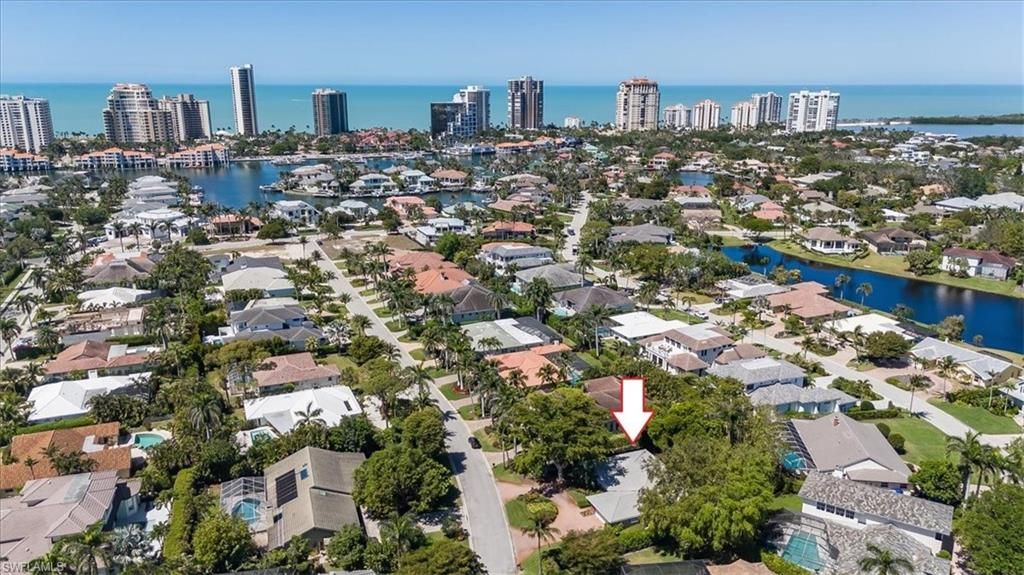 587 Parkwood LN, Naples, FL 34103