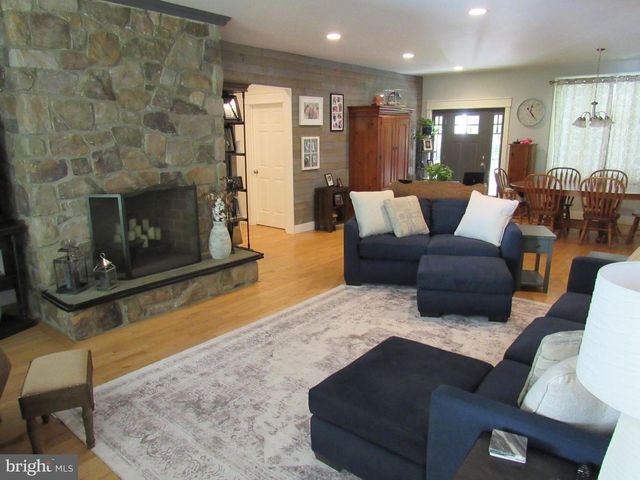 1734 PINE LN, Quakertown, PA 18951