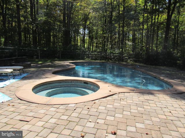 1734 PINE LN, Quakertown, PA 18951
