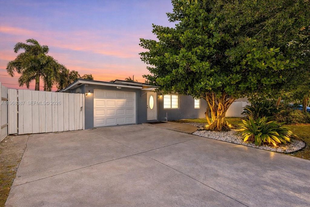 3006 Giuliano Ave, Lake Worth, FL 33461