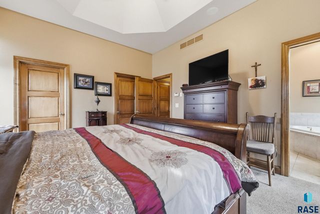 5801 S Copperhead Dr Drive, Sioux Falls, SD 57108
