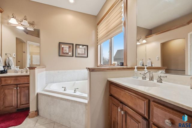 5801 S Copperhead Dr Drive, Sioux Falls, SD 57108