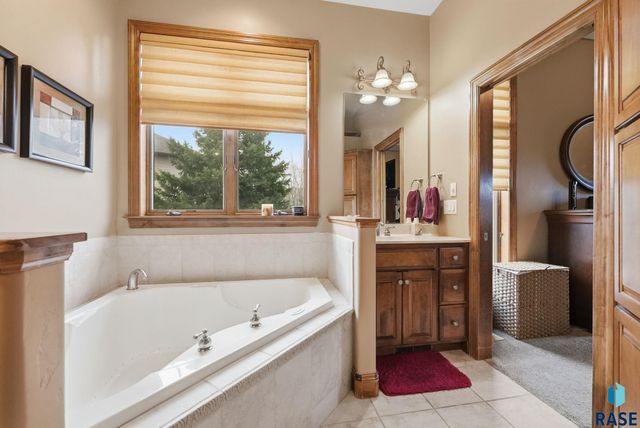 5801 S Copperhead Dr Drive, Sioux Falls, SD 57108
