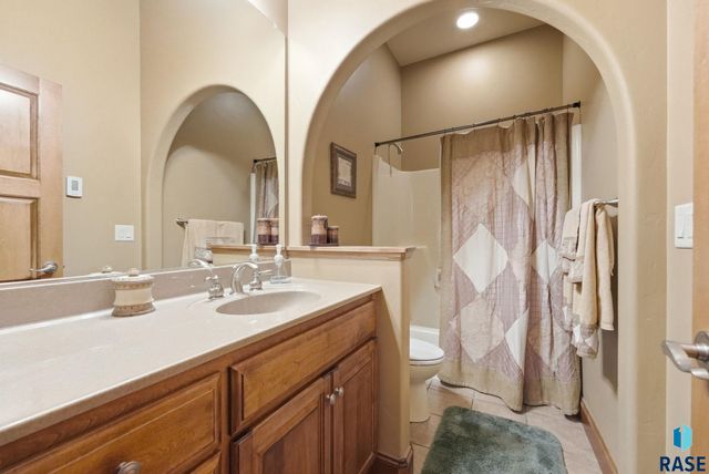 5801 S Copperhead Dr Drive, Sioux Falls, SD 57108
