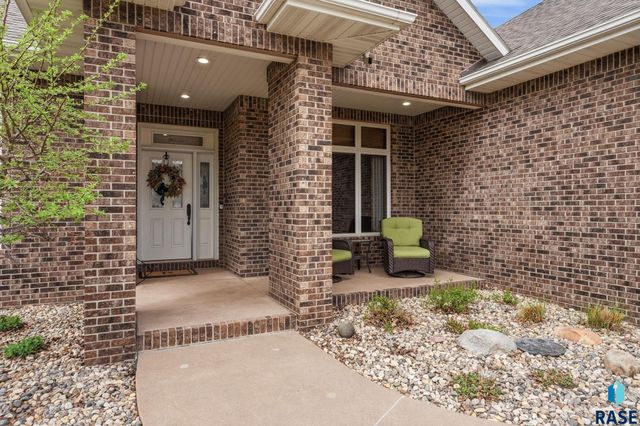 5801 S Copperhead Dr Drive, Sioux Falls, SD 57108