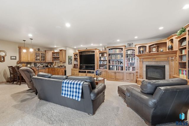 5801 S Copperhead Dr Drive, Sioux Falls, SD 57108