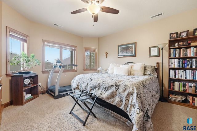 5801 S Copperhead Dr Drive, Sioux Falls, SD 57108