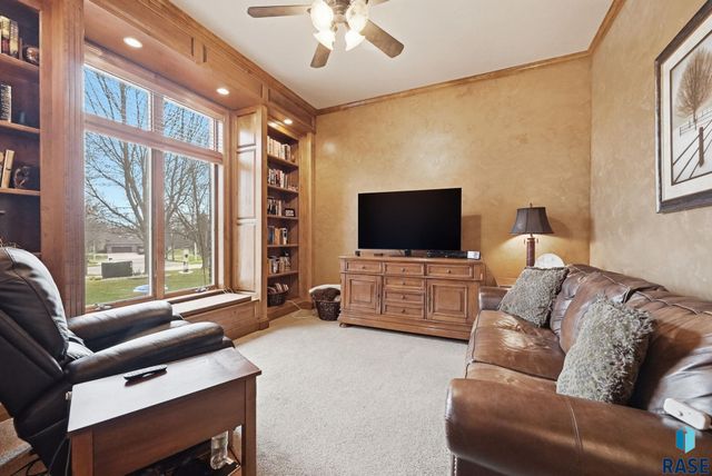 5801 S Copperhead Dr Drive, Sioux Falls, SD 57108