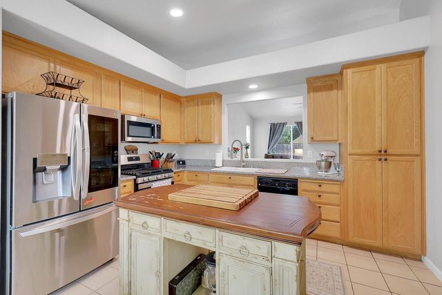 649 Falling Rock Ct, Yuba City, CA 95991