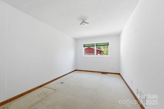 138 Hamburg Mountain Road, Weaverville, NC 28787