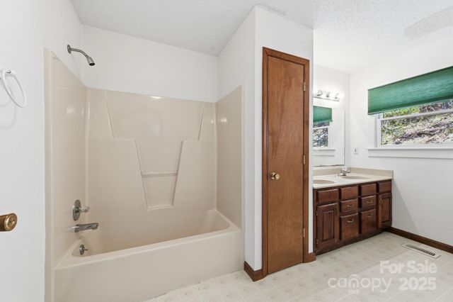 138 Hamburg Mountain Road, Weaverville, NC 28787