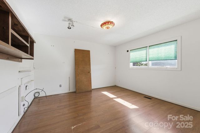 138 Hamburg Mountain Road, Weaverville, NC 28787