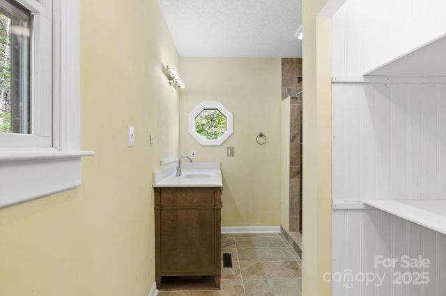 138 Hamburg Mountain Road, Weaverville, NC 28787