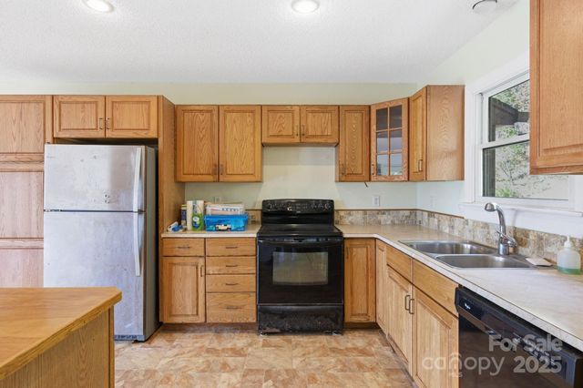 138 Hamburg Mountain Road, Weaverville, NC 28787