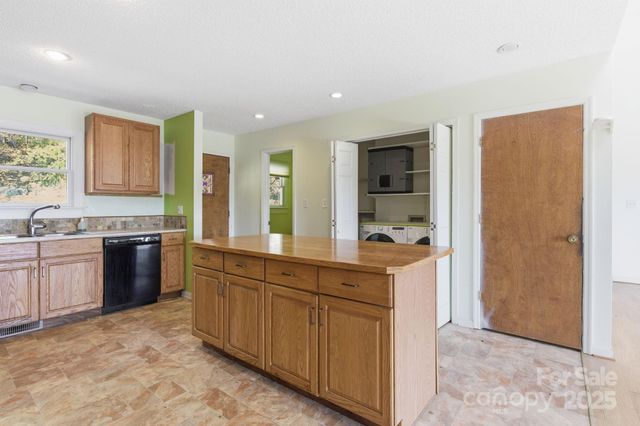 138 Hamburg Mountain Road, Weaverville, NC 28787