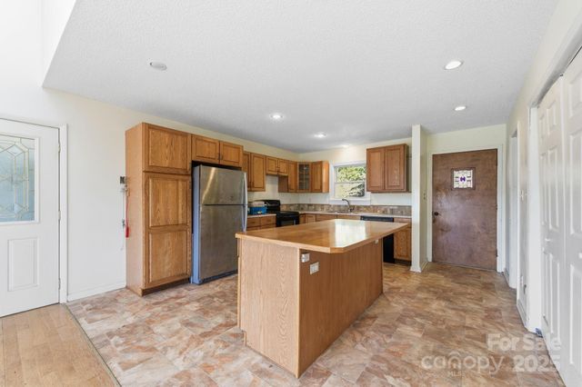138 Hamburg Mountain Road, Weaverville, NC 28787