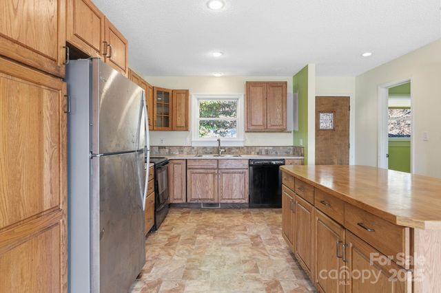 138 Hamburg Mountain Road, Weaverville, NC 28787