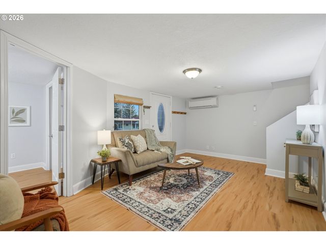 8730 Ne WYGANT St, Portland, OR 97220