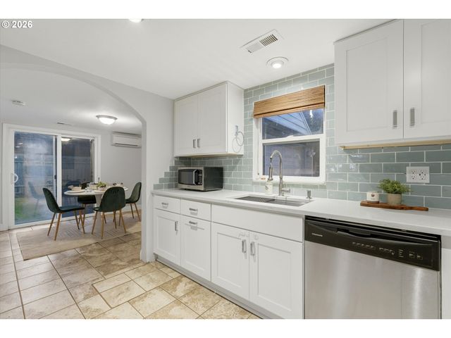 8730 Ne WYGANT St, Portland, OR 97220