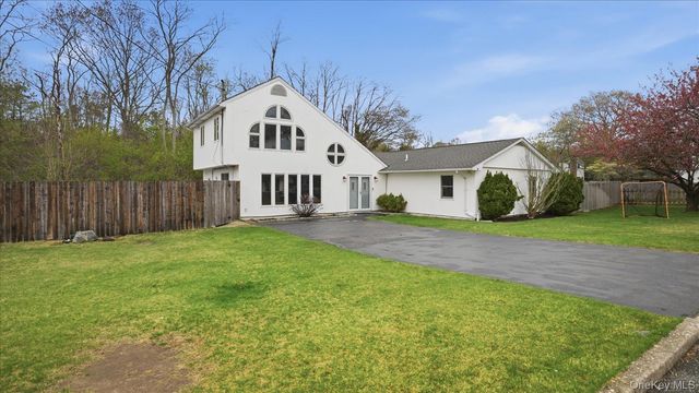 31 13th Street, Holbrook, NY 11741
