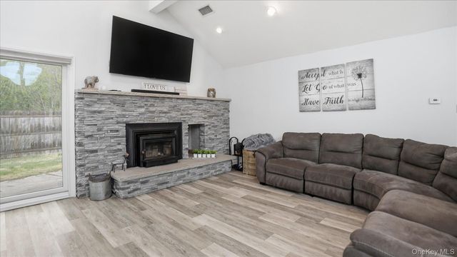 31 13th Street, Holbrook, NY 11741