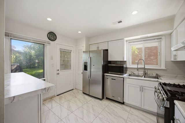 1142 Brighton Place, Glen Ellyn, IL 60137