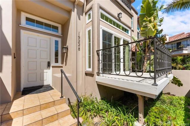 19228 Seabrook Lane, Huntington Beach, CA 92648