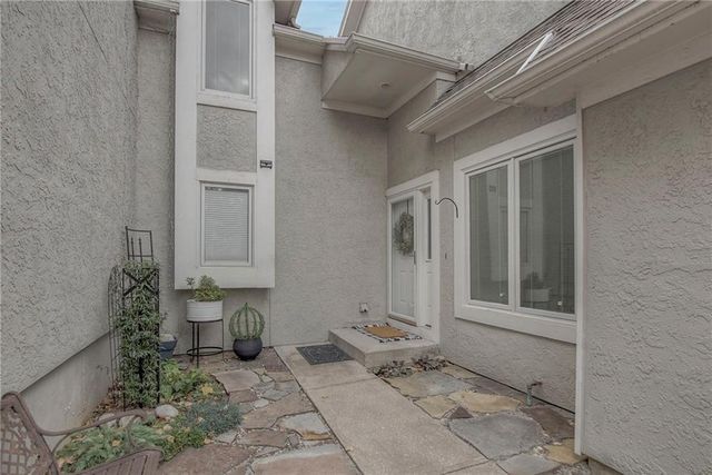 5828 PARK Circle, Shawnee, KS 66216