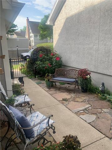 5828 PARK Circle, Shawnee, KS 66216