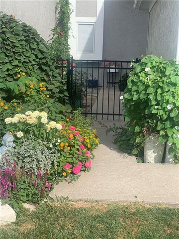 5828 PARK Circle, Shawnee, KS 66216