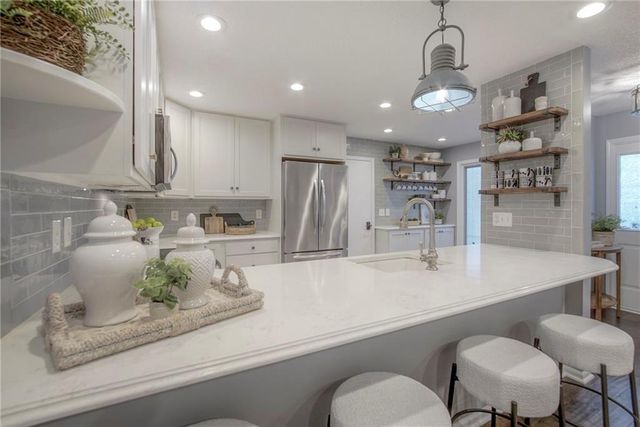 5828 PARK Circle, Shawnee, KS 66216