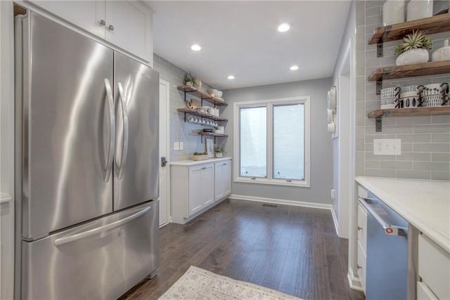 5828 PARK Circle, Shawnee, KS 66216