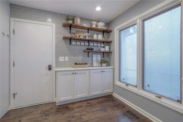 5828 PARK Circle, Shawnee, KS 66216