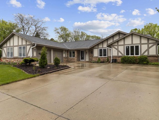 1125 Kinross COURT, West Bend, WI 53095