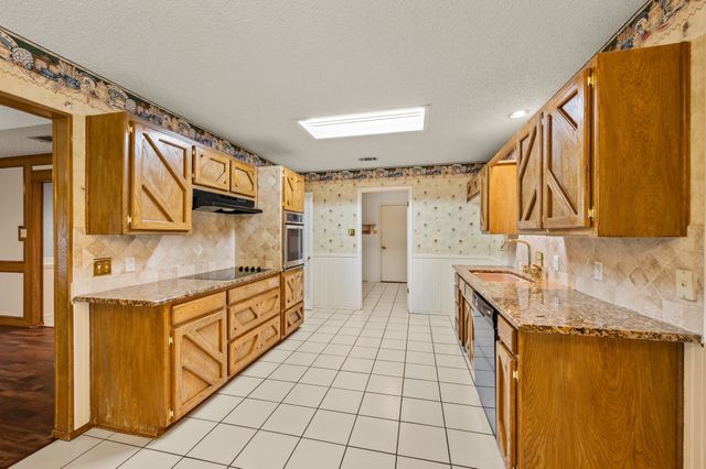 1700 Saxon Drive, Bedford, TX 76021