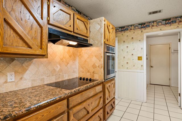 1700 Saxon Drive, Bedford, TX 76021